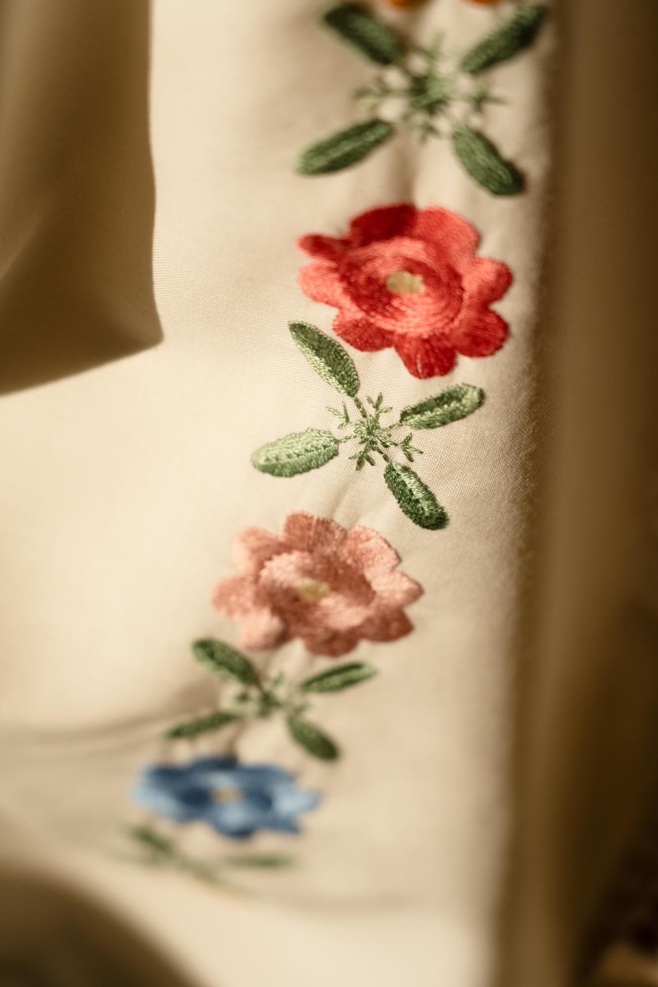haftowany motyw floral na lnianej tkaninie